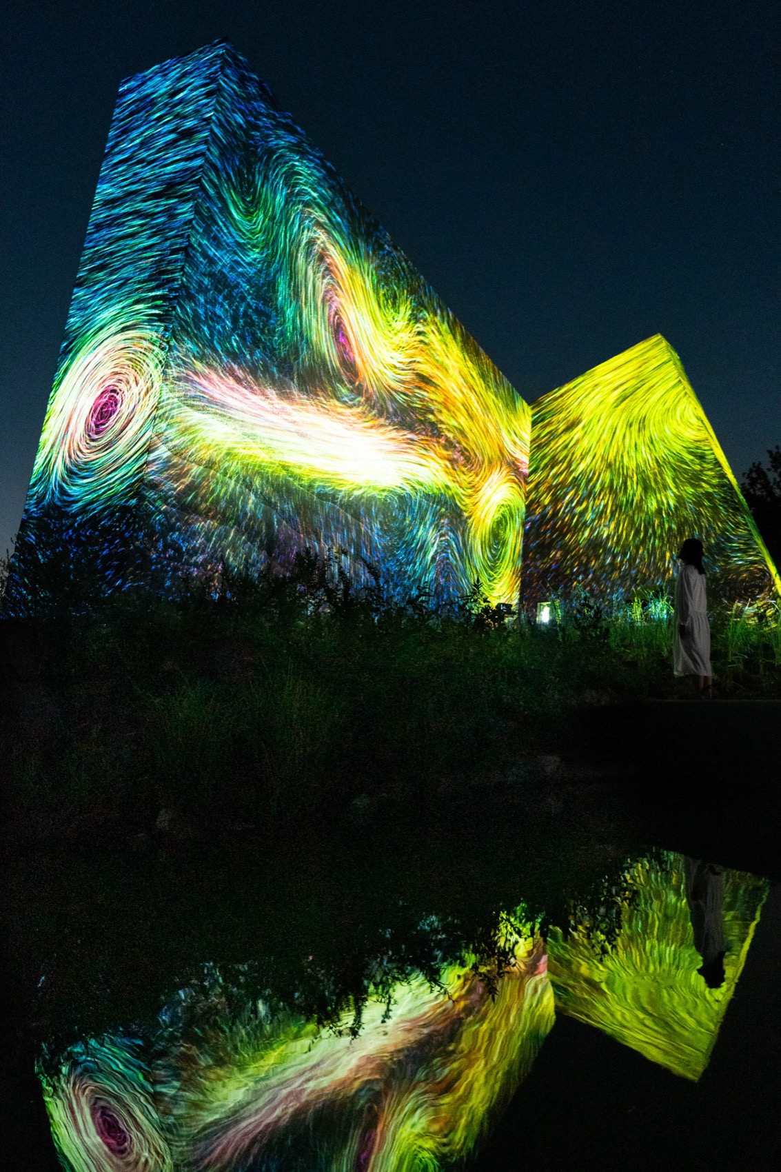 Sculptures of Dissipative Birds in the Wind by teamLab - 谷德设计网
