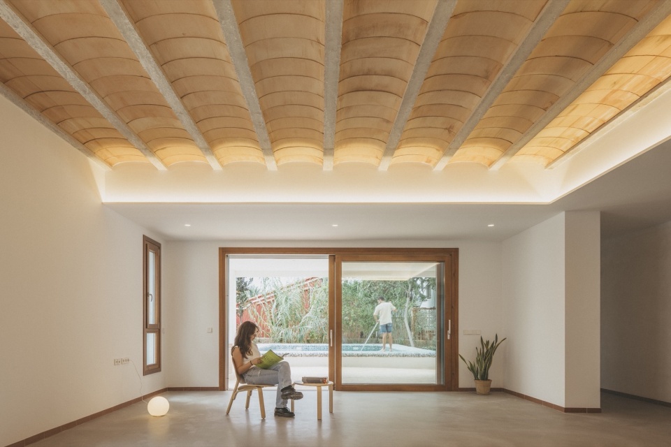Casa de les Pinetes by MENTRESTANT Arquitectura Cooperativa