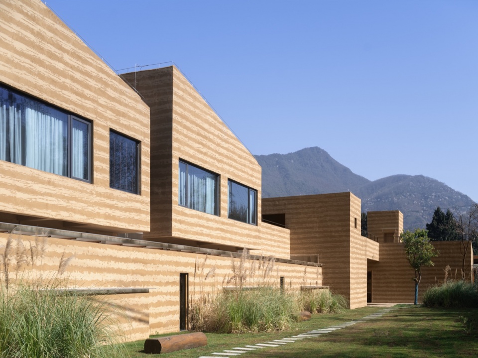 Pingwu Sichuan Plum villa by Archermit