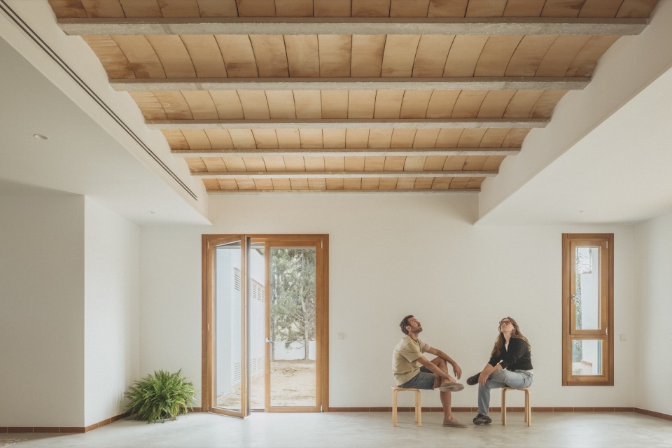 Casa de les Pinetes by MENTRESTANT Arquitectura Cooperativa