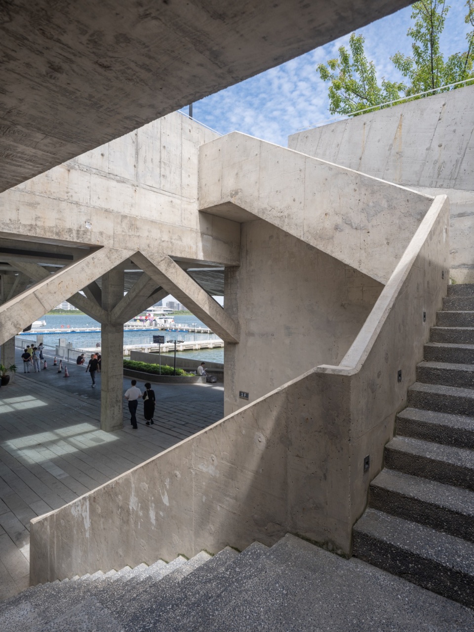 Pier One Dishui Lake by TM Studio