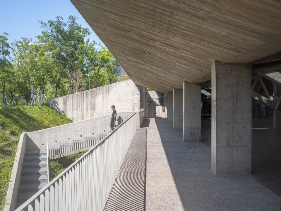 Pier One Dishui Lake by TM Studio