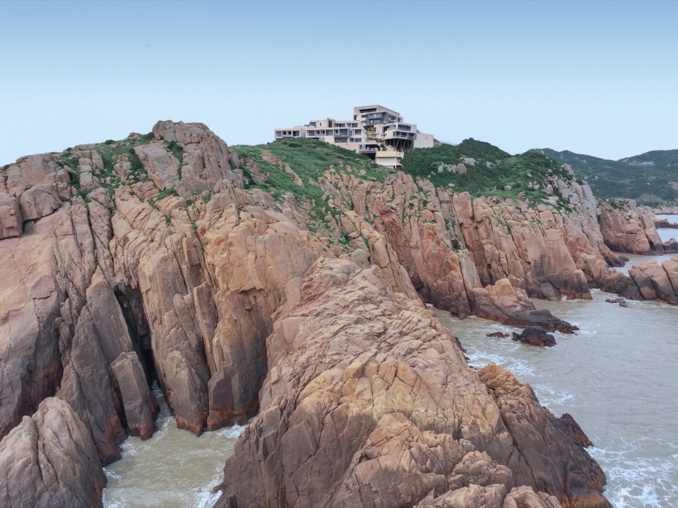 Lost Villa Huanglong Island Lighthouse Hotel by WJ STUDIO