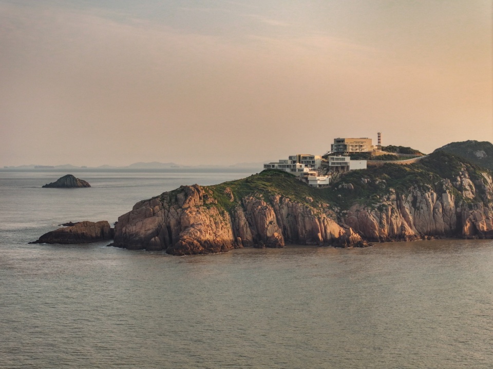 Lost Villa Huanglong Island Lighthouse Hotel by WJ STUDIO
