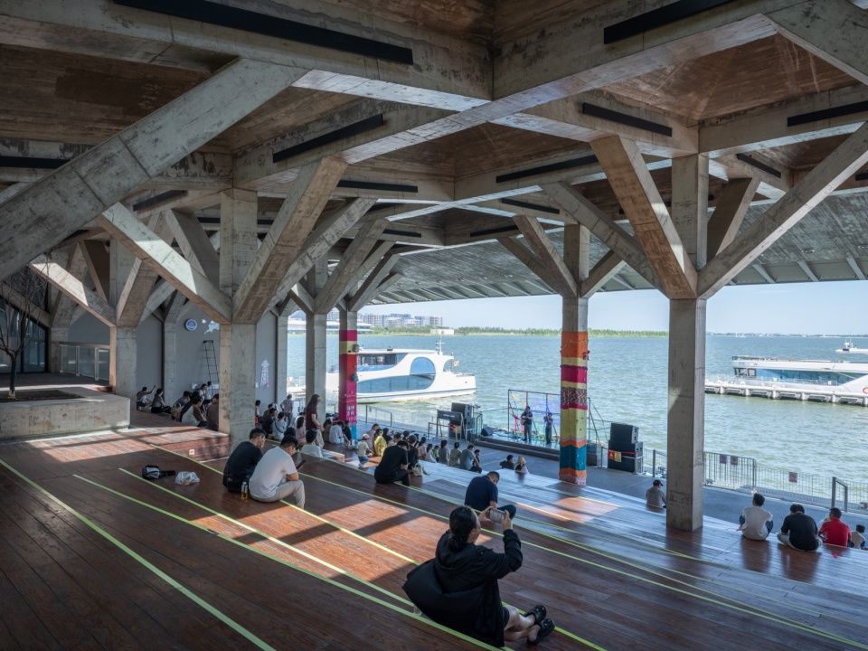 Pier One Dishui Lake by TM Studio