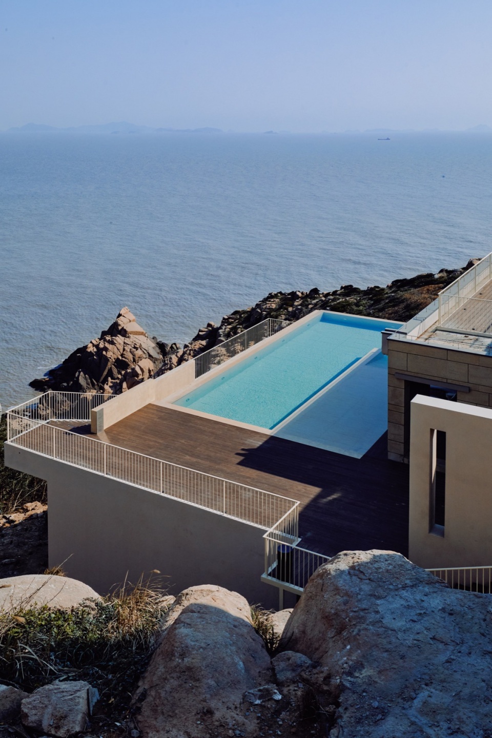 Lost Villa Huanglong Island Lighthouse Hotel by WJ STUDIO