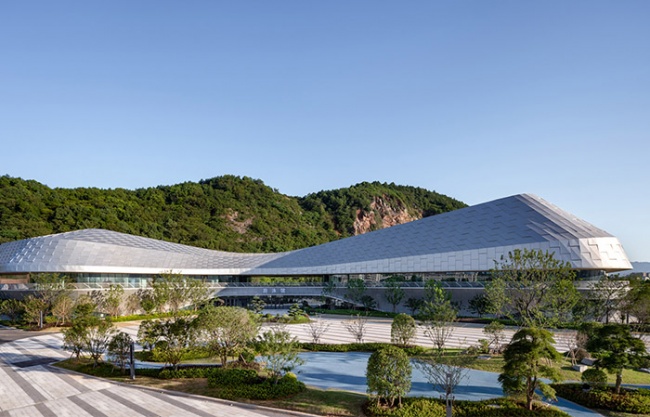 Hushan Sports Park Swimming Center by LYCS Architecture Work