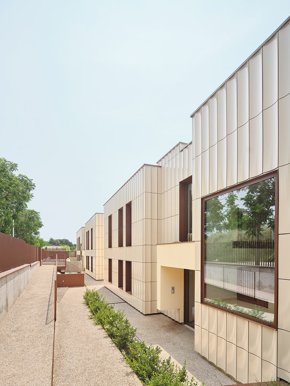 sagaro terrace housing in costa brava by mias architects