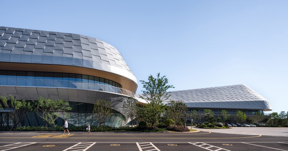Hushan Sports Park Swimming Center by LYCS Architecture Work