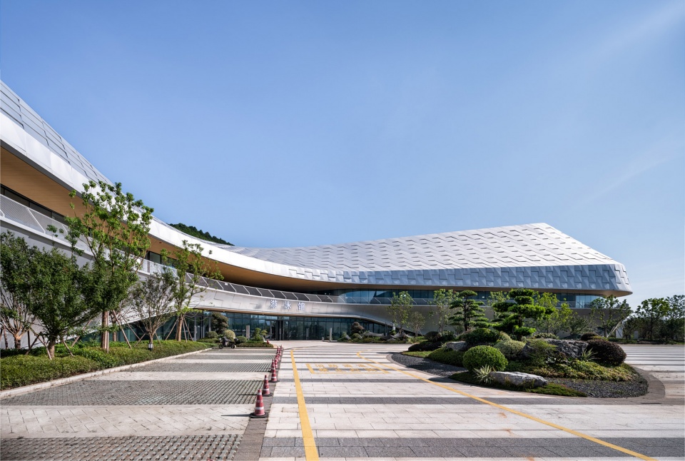 Hushan Sports Park Swimming Center by LYCS Architecture Work
