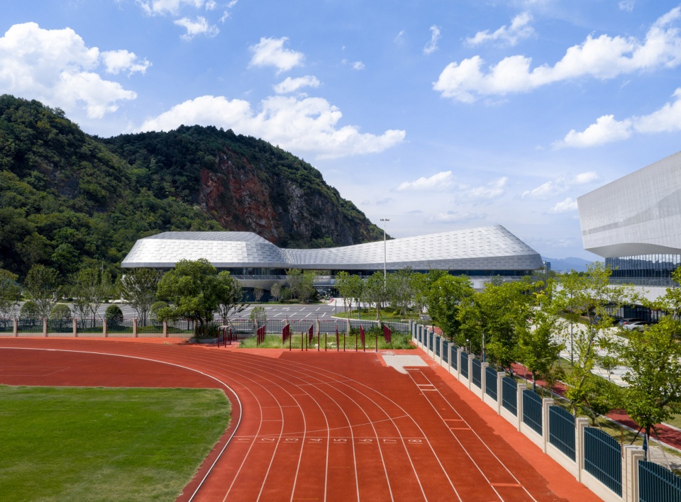 Hushan Sports Park Swimming Center by LYCS Architecture Work
