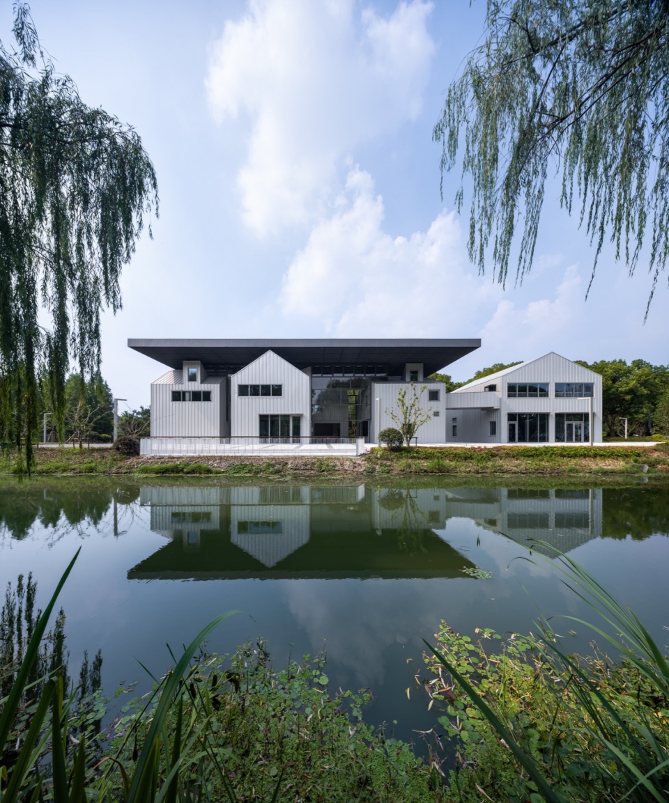 visitor center of kunshan urban ecological forest park by atelier archmixing