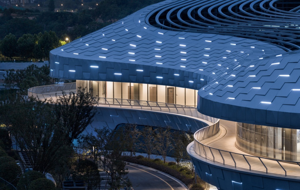 Hushan Sports Park Swimming Center by LYCS Architecture Work