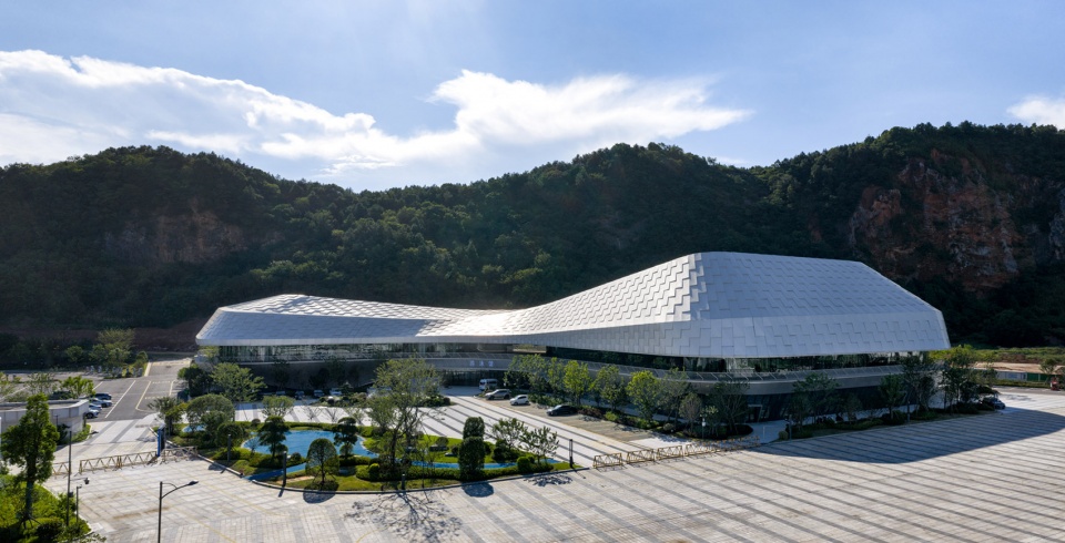 Hushan Sports Park Swimming Center by LYCS Architecture Work