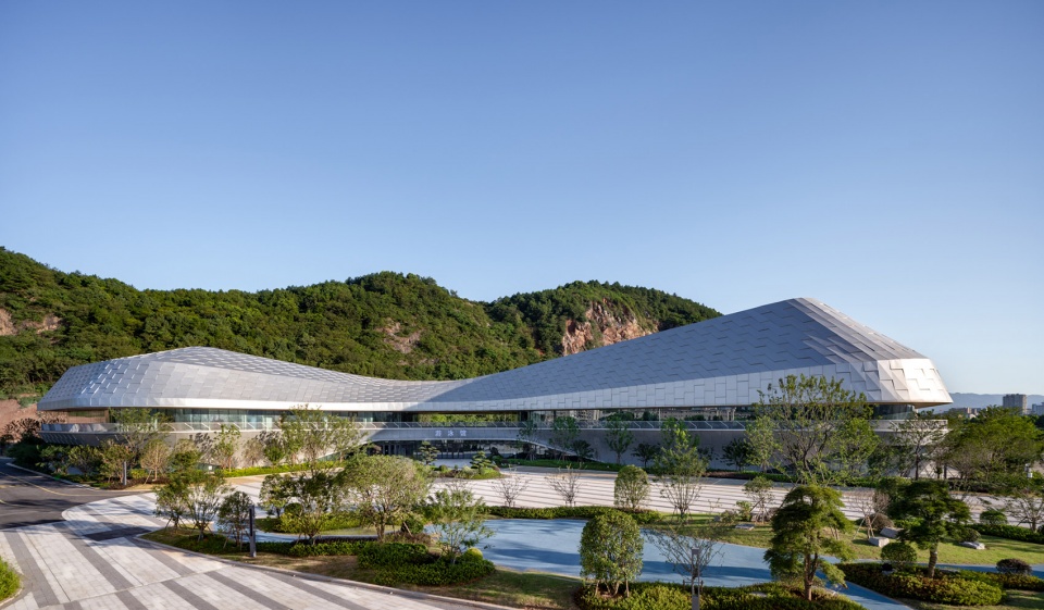 Hushan Sports Park Swimming Center by LYCS Architecture Work
