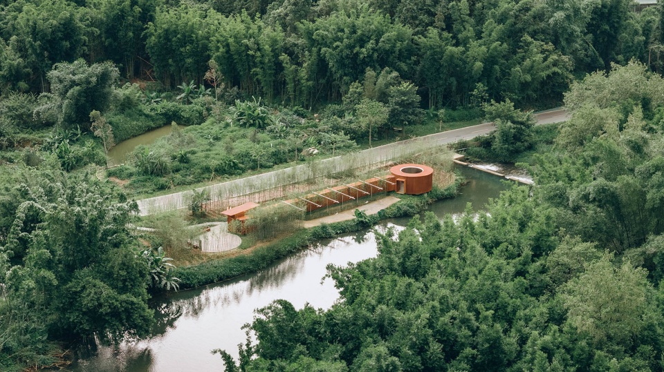 与公路和河流并行的“回环”符号 ©朱雨蒙