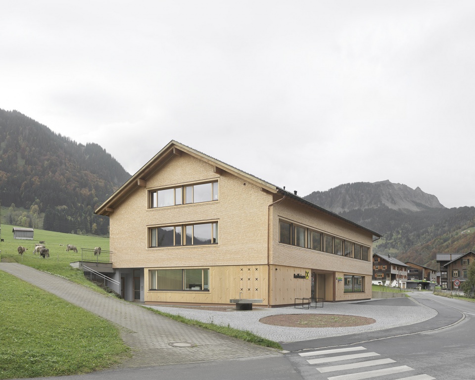 redevelopment raiffeisenbank au by firm architekten