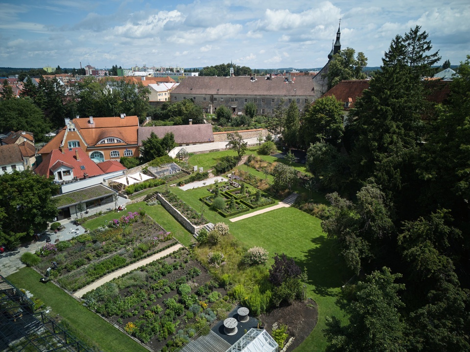 kraffer garden by matej sebek architekti atelier za mak