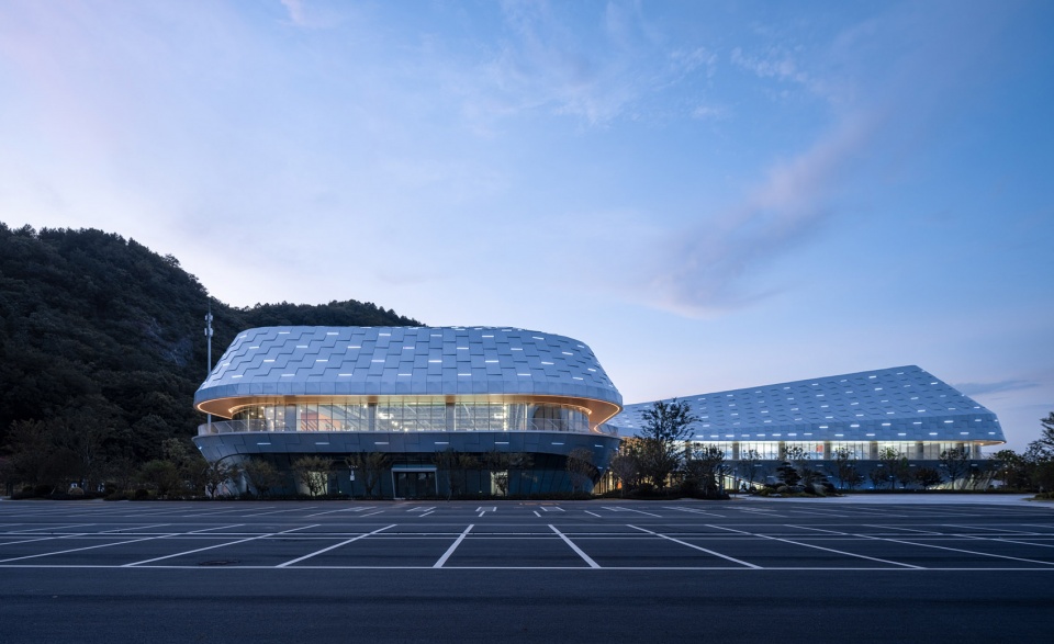 Hushan Sports Park Swimming Center by LYCS Architecture Work