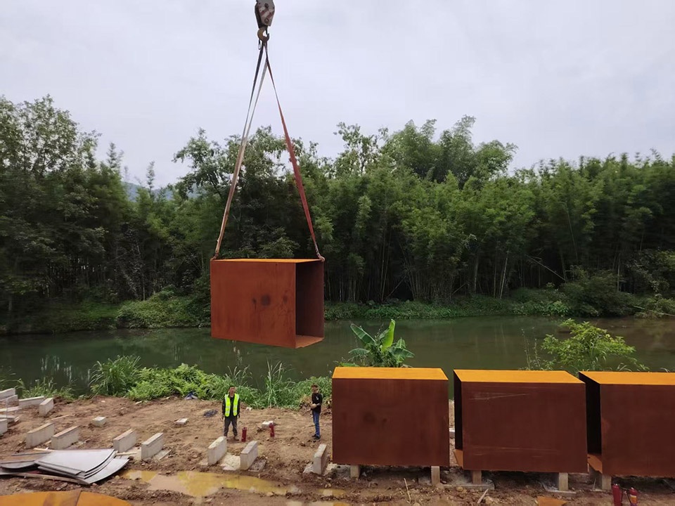 平行排列的箱体正在安装 ©大料建筑
