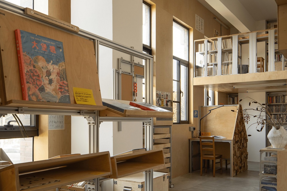 the non commercial aspect of commercial space by hurr design