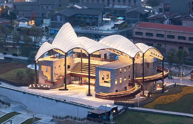 Yueyang Hualinggang Pier Tourist Center by URBANUS