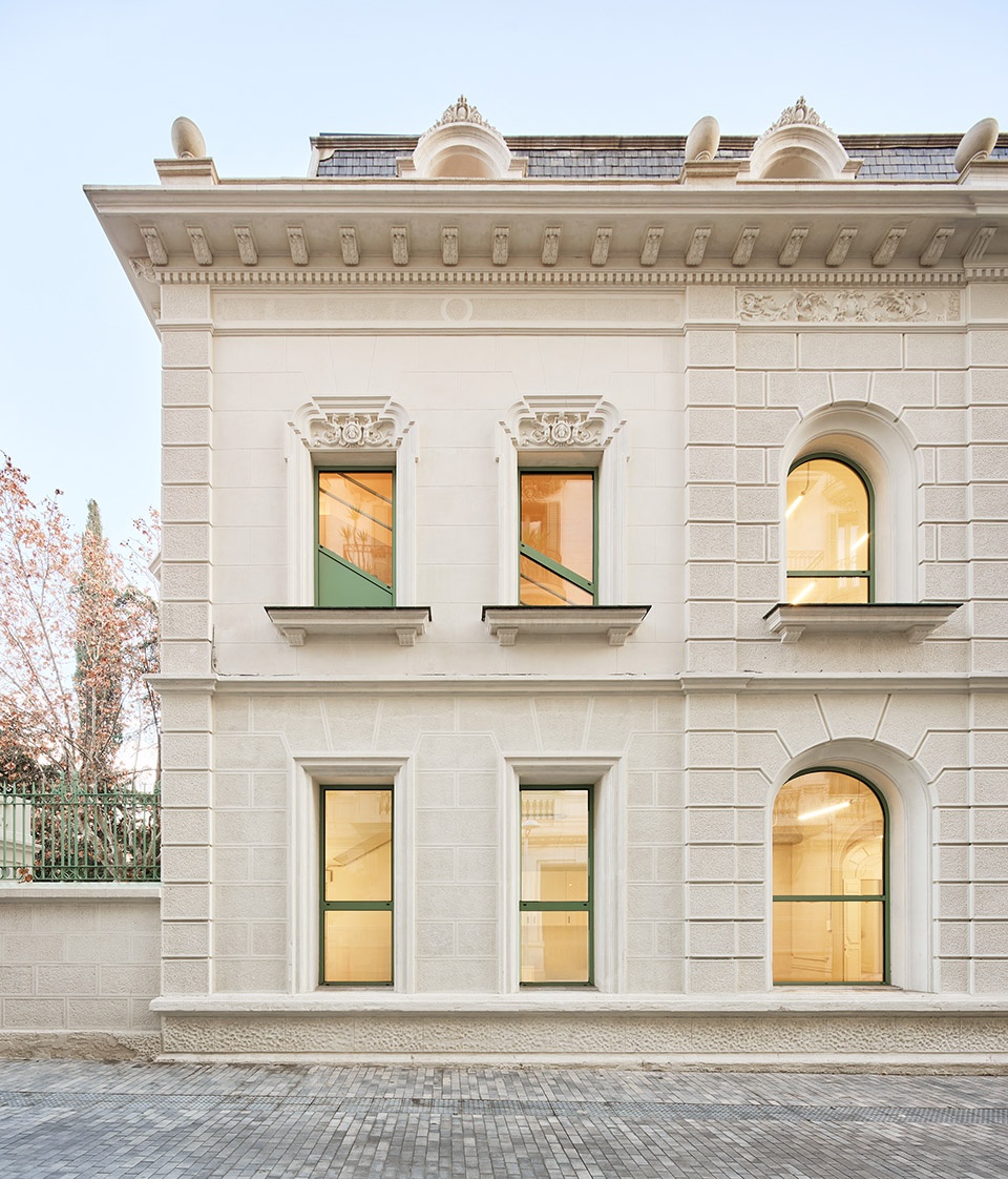 MA Ballester School by Jorge Vidal Stuido