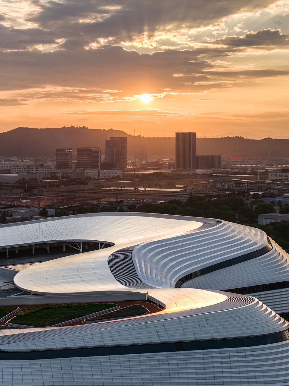 Xinchang Globular Center by line+ Zhu Peidong - 谷德设计网