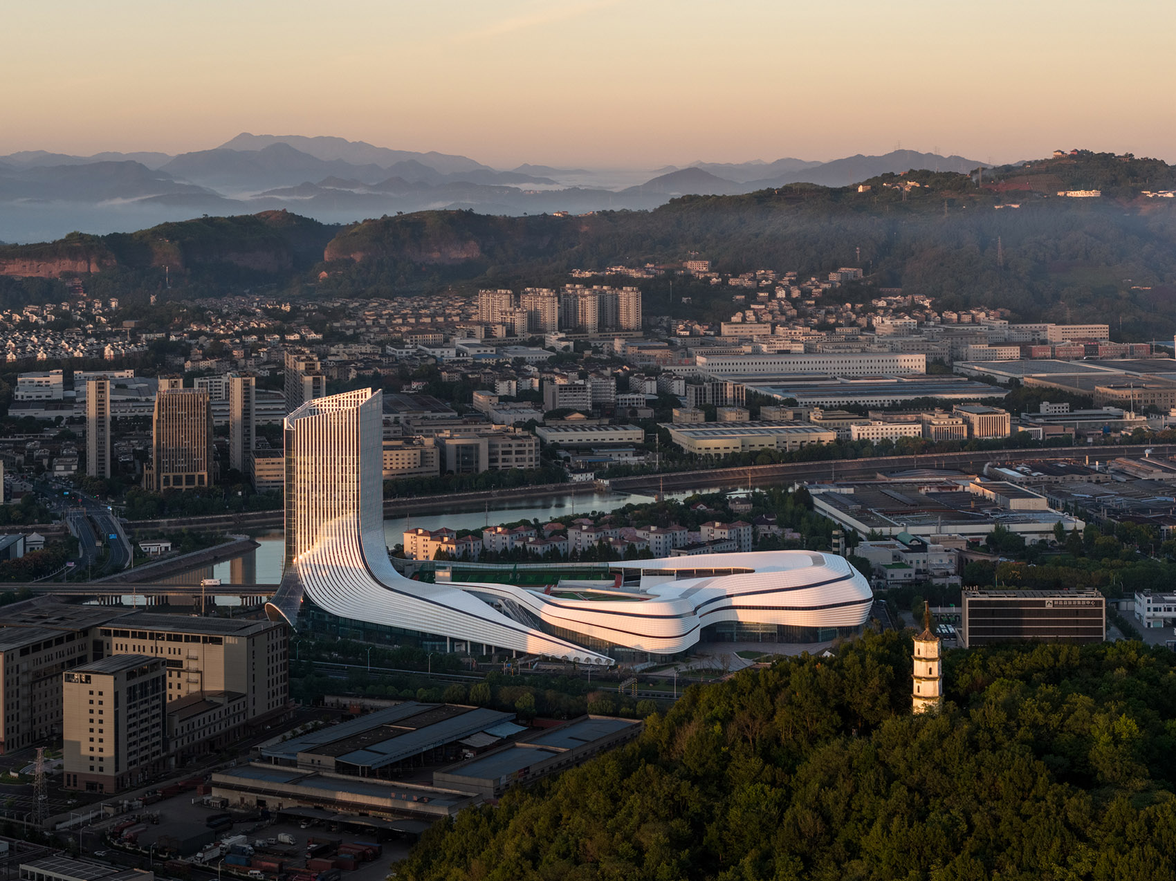 Xinchang Globular Center by line+ Zhu Peidong - 谷德设计网