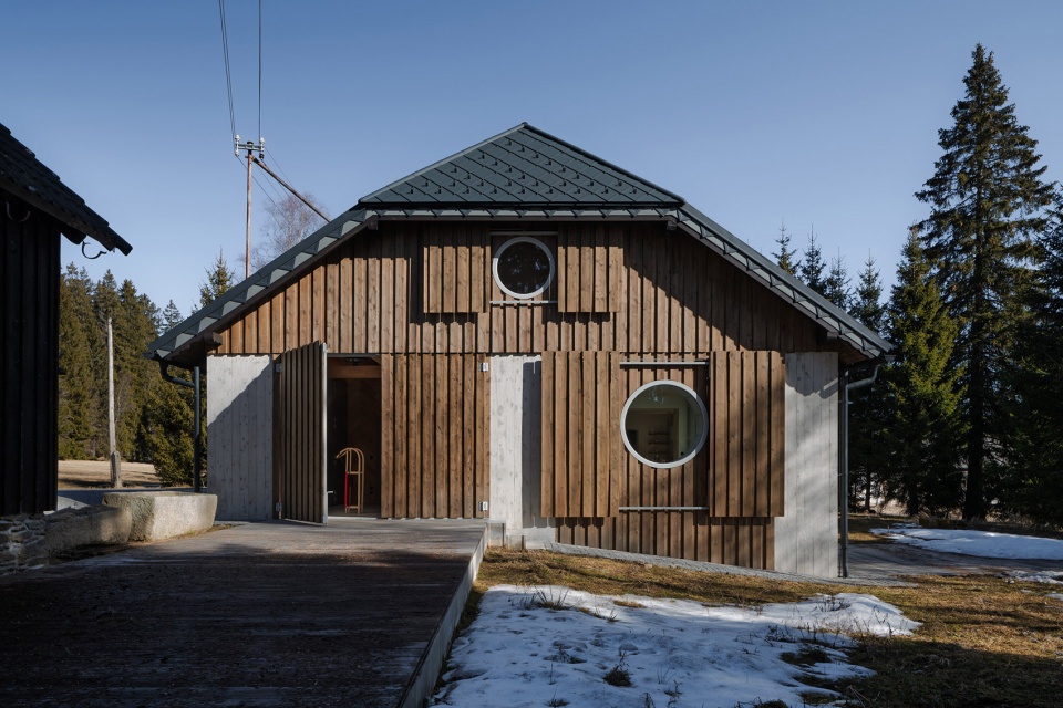 borova lada cottage by studio plys
