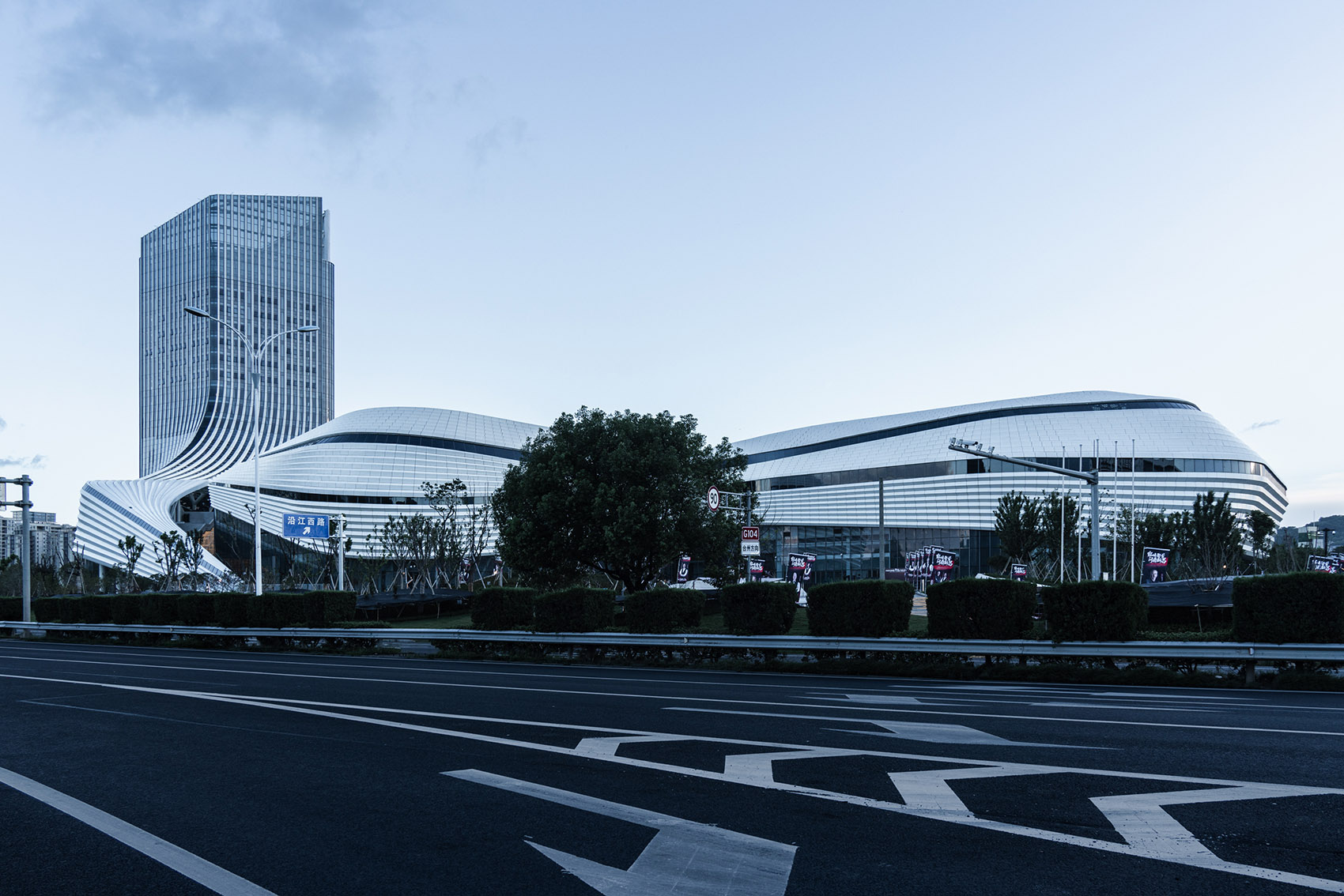 Xinchang Globular Center by line+ Zhu Peidong - 谷德设计网