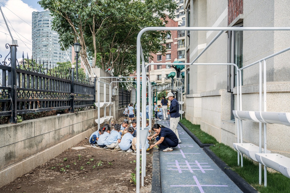 flying chess kindergarten by viascape design