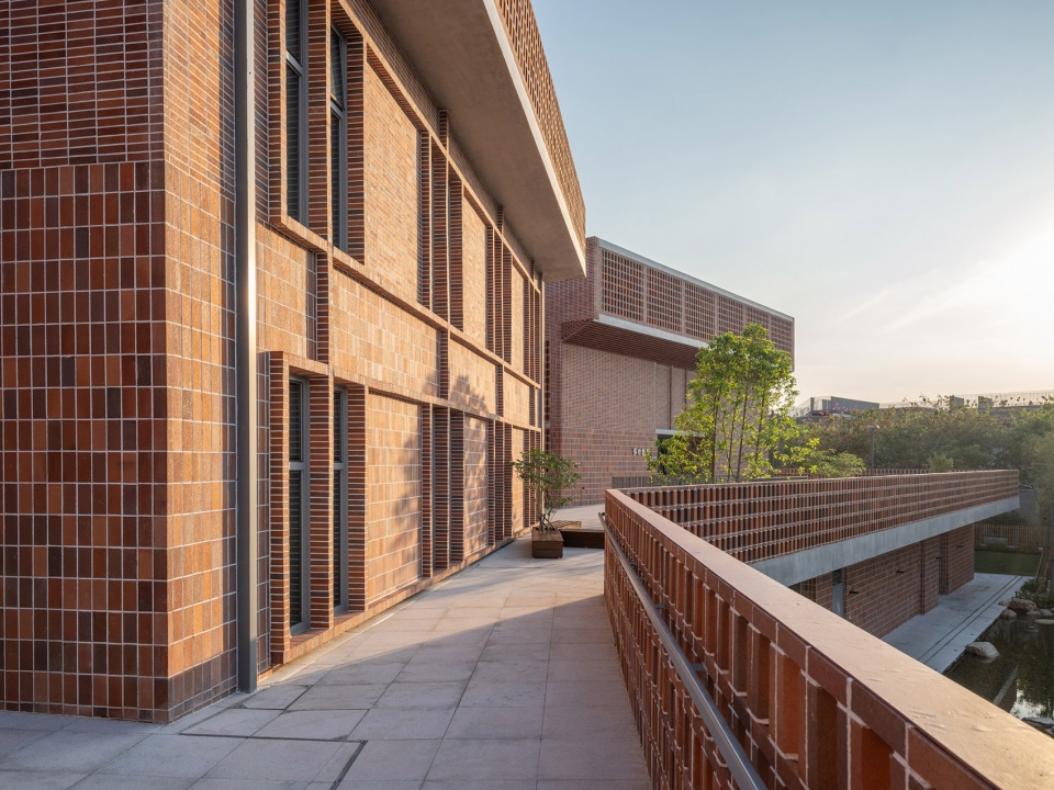 langtou gengxue education centre by fcjz