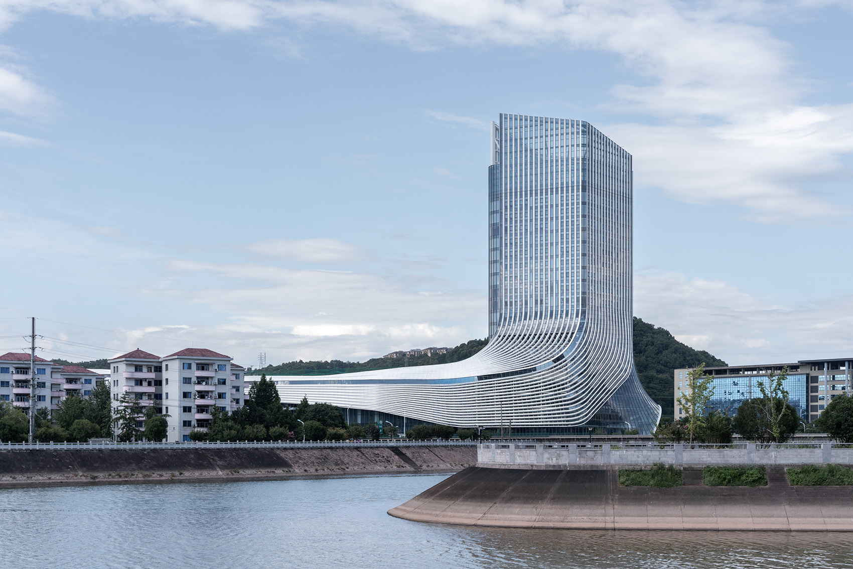 Xinchang Globular Center by line+ Zhu Peidong - 谷德设计网