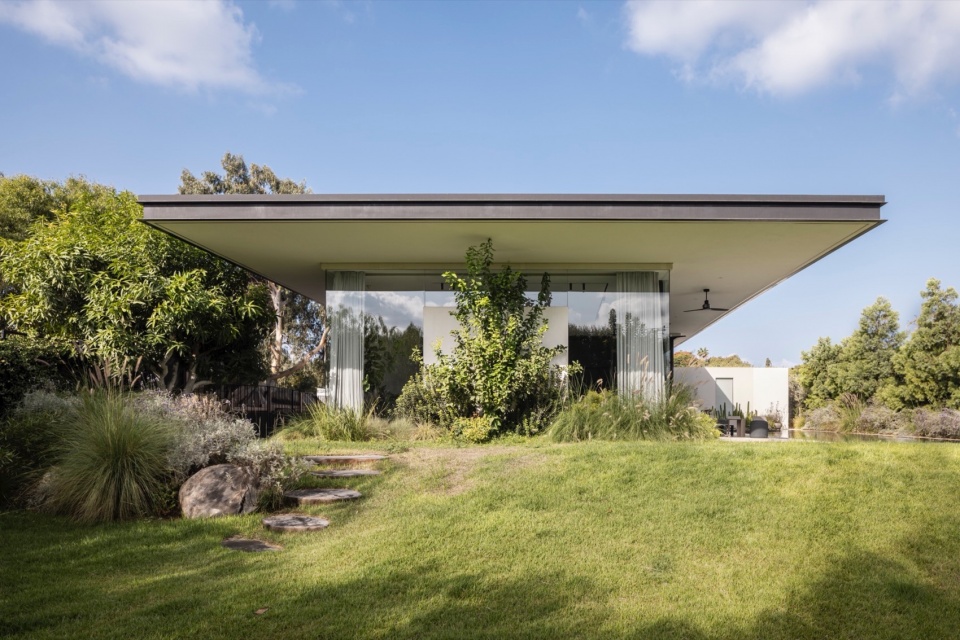 a contemporary haven in kfar shmaryahu by raz melamed