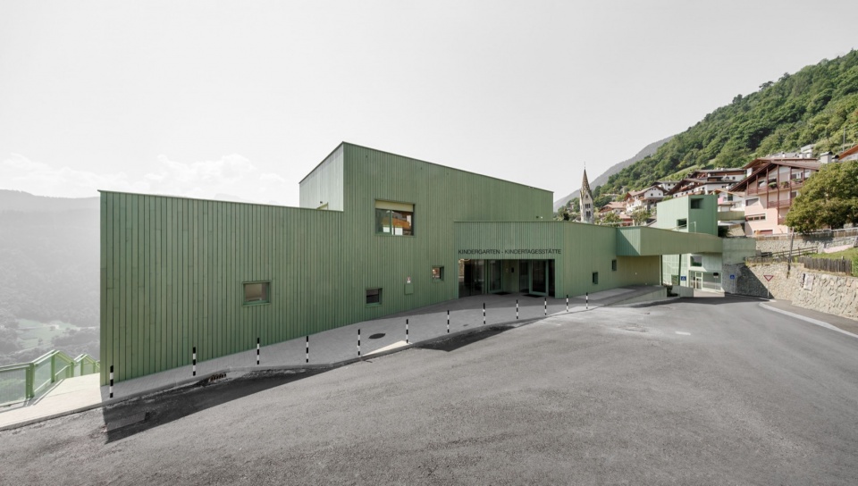 a green bridge by roland baldi architects
