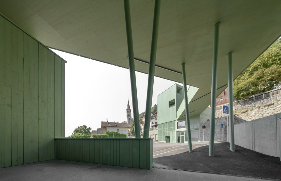 a green bridge by roland baldi architects