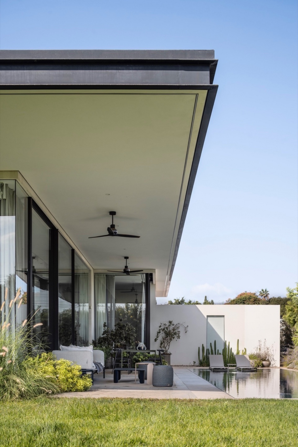a contemporary haven in kfar shmaryahu by raz melamed