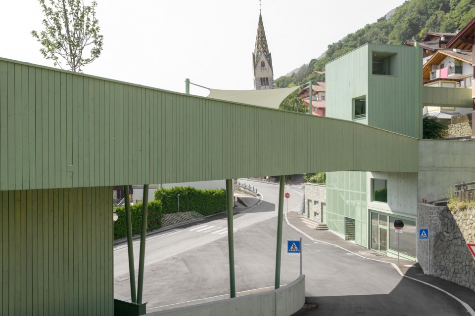 a green bridge by roland baldi architects