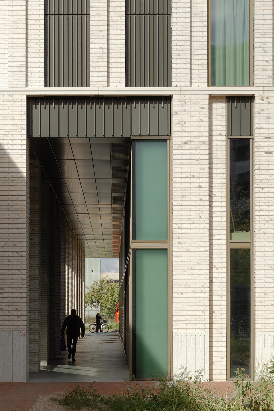 Lighthouse high rise apartment by De Zwarte Hond