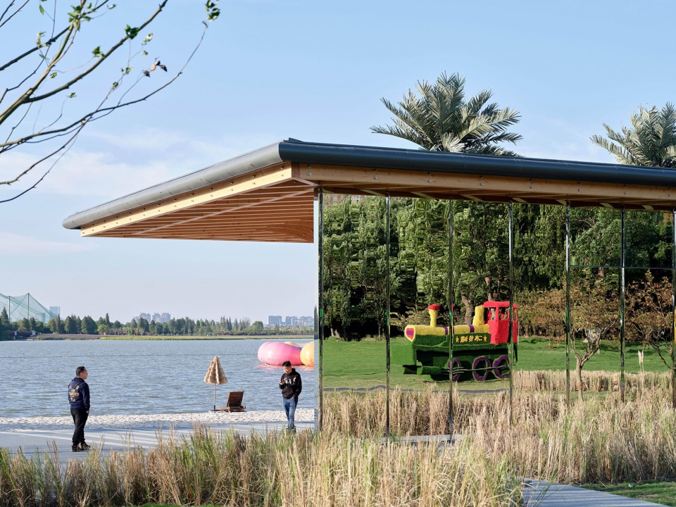 The Golden Beach Pavilion in Gucheng Lake
