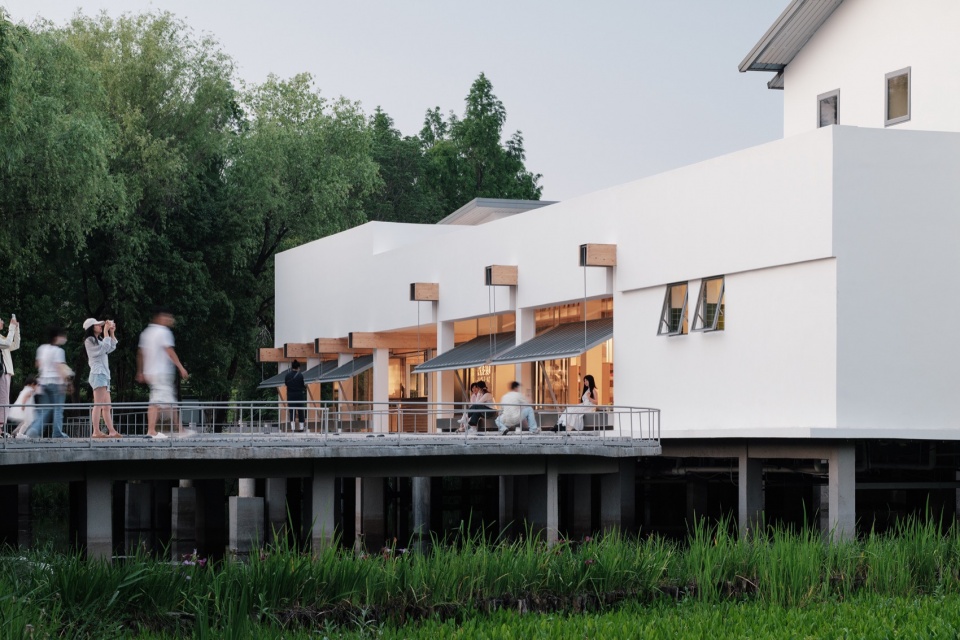 Xixi Goldmye Bookstore by Atelier Wen Arch