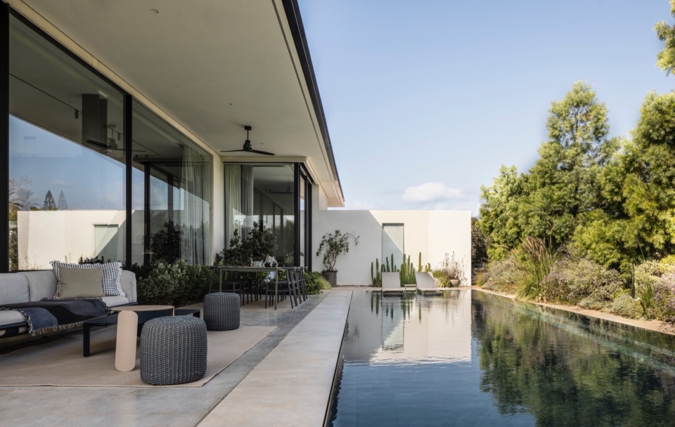 a contemporary haven in kfar shmaryahu by raz melamed