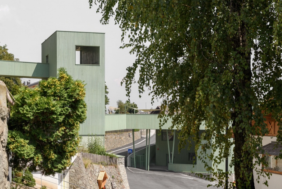 a green bridge by roland baldi architects