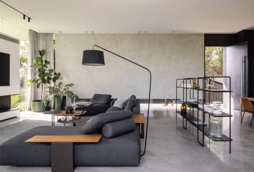 a contemporary haven in kfar shmaryahu by raz melamed