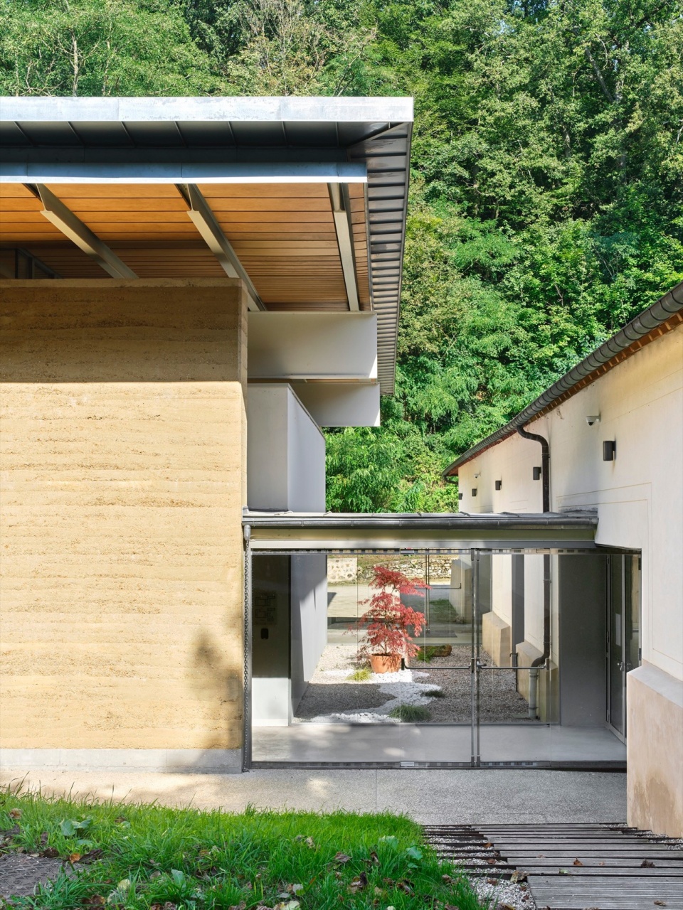 multi purpose hall in chateaufor by berellini architecte
