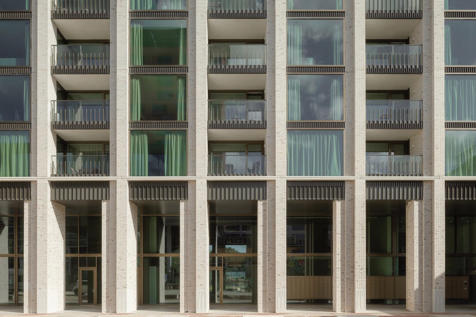 Lighthouse high rise apartment by De Zwarte Hond