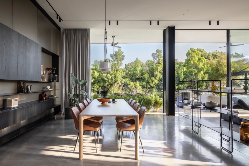 a contemporary haven in kfar shmaryahu by raz melamed