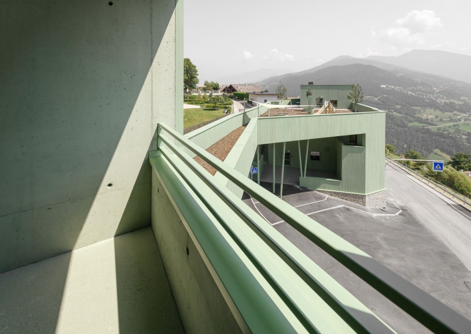 a green bridge by roland baldi architects
