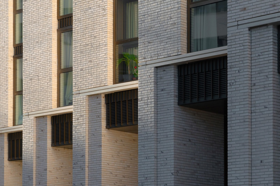 Lighthouse high rise apartment by De Zwarte Hond